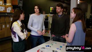 Ερασιτεχνικό τετράδα γάμα με κόκορας πεινασμένοι MILF νοικοκυρές