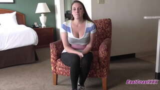 Big Tit MILF chupa y se folla a dos chicos en audition