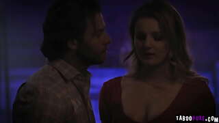 Sexy babe ELiza Eves de laisser la mature stud poussée son sweet muffin avec sa bite palpitante