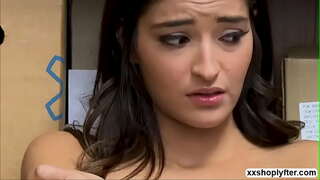 ���ৃঙ্গাকার অফিসার অবশেষে যৌনসঙ্গম করার সুযোগ পায় এমিলি উইলিস কুকুরের মত