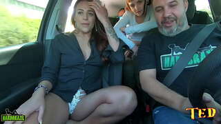 Mae&#039;r car yn llawn, ac yn Mwynhau Cariad yn cael noeth yn cludo