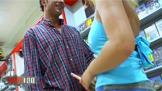 Ung Blond spanska babe Sonia Manrique med stora naturliga bröst knullad hårt i röven på video klubb