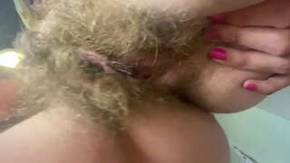 ���ृत्य सह केसाळ मांजर नवशिक्या