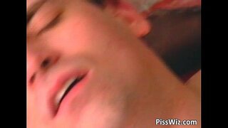 Modne blonde ludder suger kuk og får