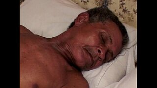 Lehilahy antitra mahazo ny sasany matavy pussy