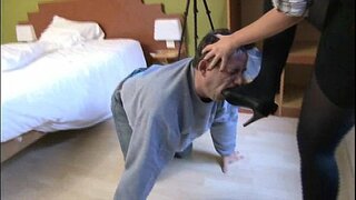 Госпожа, шке кулет-пӧръеҥ тудым кӱкшӧ таганан туфльым нулаш