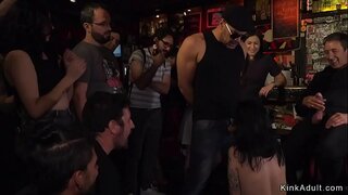 ���ುರೋಪಿಯನ್ ಕಂದು ಕೂದಲಿನ ಸುಂದರಿ ಮನೆಯಾಳು ಕೆಲವು ಬಾರ್ ಮಾಡಿದ ಸಕತ್ ಸೆಕ್ಸ್ ಮಜಾ ಬಾಯಿಯಿಂದ ಜುಂಬು ಶಿಶ್ನ