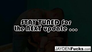 ���ூடான அழகி தனது நண்பனைப் பிடிக்கிறாள்