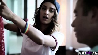 Chad na naglalakad sa familys bahay naroroon sa kamay ng Pagdinig sa kanya magpasok ng mga