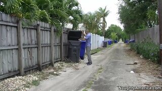 אַליסאַ לין פאַקינג איר זון ס פרייַנד ינ דרויסן