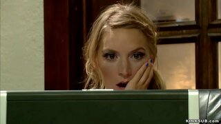 Blond teen Mona Wales nachází se na porno film, její nevlastní matka Simone Sonay na internetu a pak se šlehačkou a anální prdeli ji v otroctví v posteli