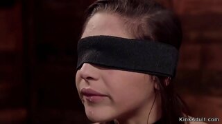 Blindfolded убава бринета роб Abella Опасност смрди кур да го совладате Бил Бејли тогаш тој груб анален прсти и ебе неа во ропство