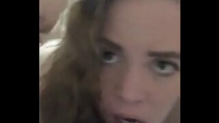 Slutwife deepthroats a bere anální creampie, než prdět ven, zatímco cumming