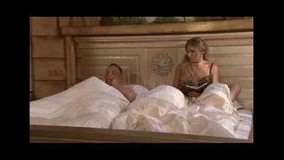 Блондинка немската много е палав, не губи време и трахается с две